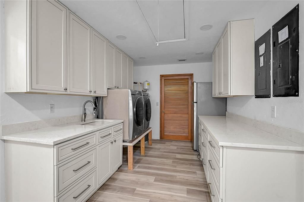 Под контрактом: $649,900 (3 спален, 2 ванн, 2345 Квадратных фут)