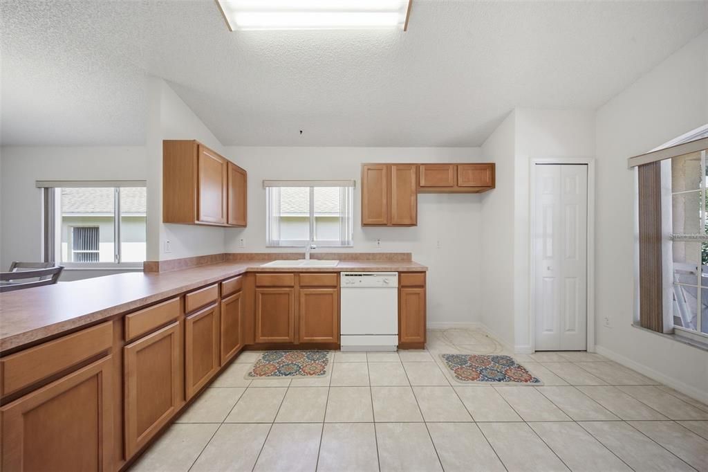 Activo con contrato: $325,000 (2 camas, 2 baños, 1572 Pies cuadrados)
