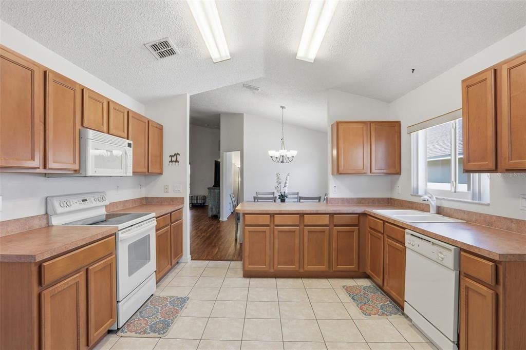 Activo con contrato: $325,000 (2 camas, 2 baños, 1572 Pies cuadrados)