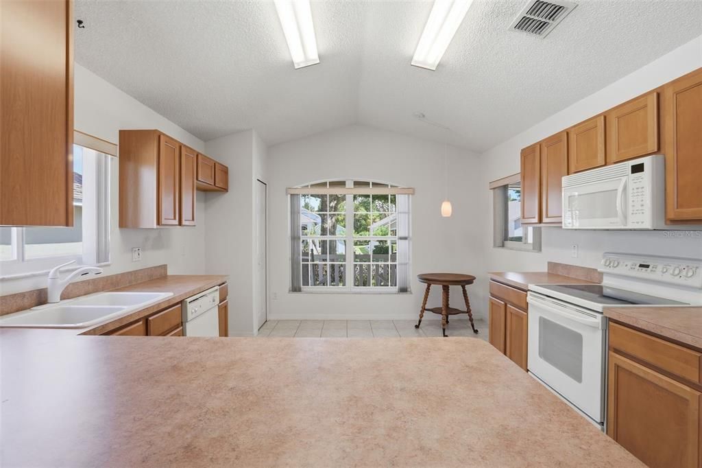 Activo con contrato: $325,000 (2 camas, 2 baños, 1572 Pies cuadrados)