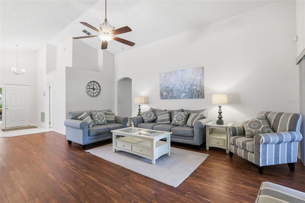 Activo con contrato: $325,000 (2 camas, 2 baños, 1572 Pies cuadrados)