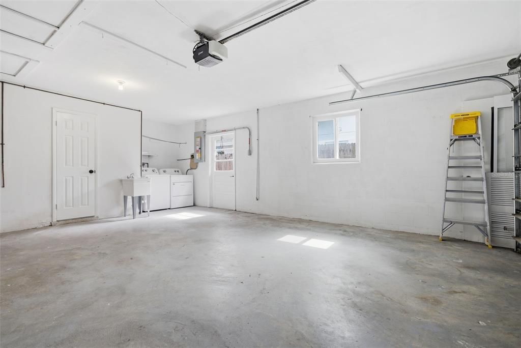 Activo con contrato: $2,550 (3 camas, 2 baños, 1301 Pies cuadrados)