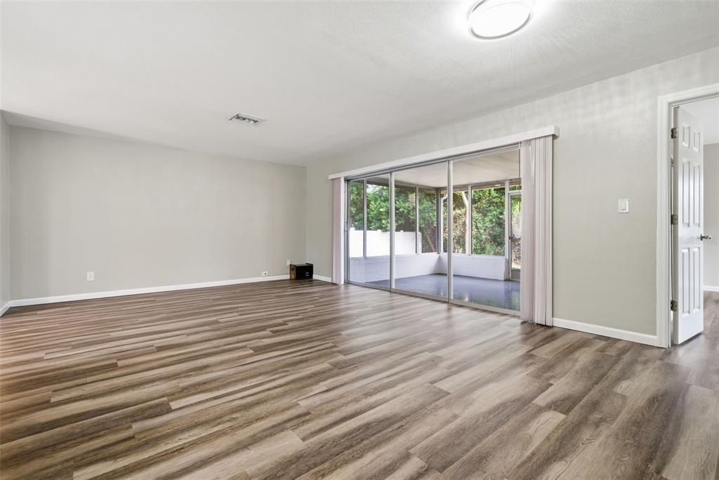 Activo con contrato: $2,550 (3 camas, 2 baños, 1301 Pies cuadrados)