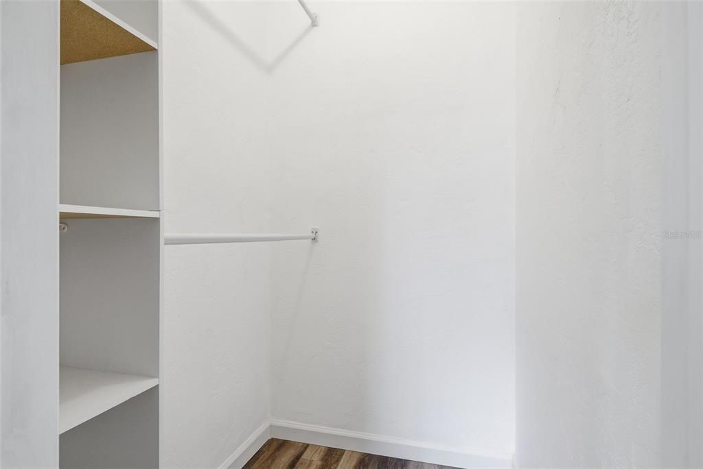Activo con contrato: $2,550 (3 camas, 2 baños, 1301 Pies cuadrados)
