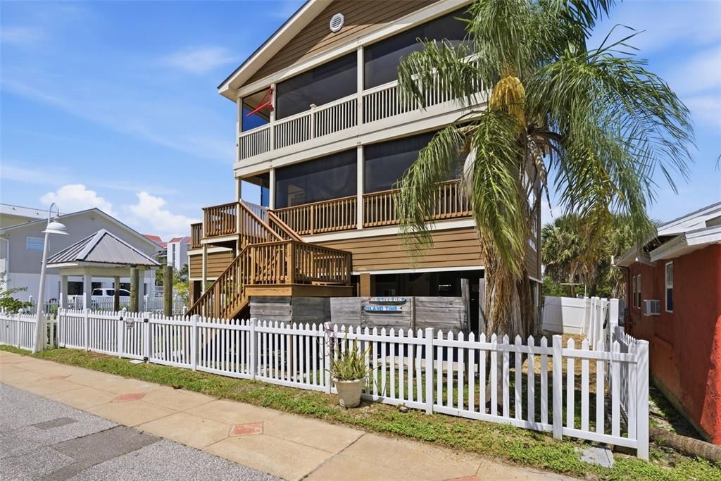 For Sale: $649,900 (2 beds, 2 baths, 1364 Square Feet)