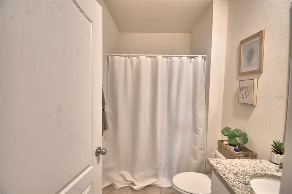 Activo con contrato: $2,550 (5 camas, 3 baños, 2447 Pies cuadrados)