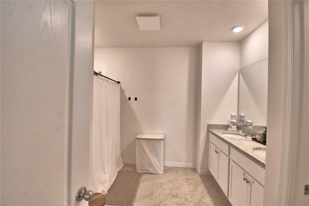 Activo con contrato: $2,550 (5 camas, 3 baños, 2447 Pies cuadrados)