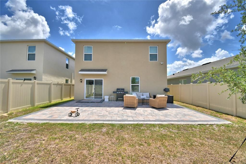 Activo con contrato: $2,550 (5 camas, 3 baños, 2447 Pies cuadrados)