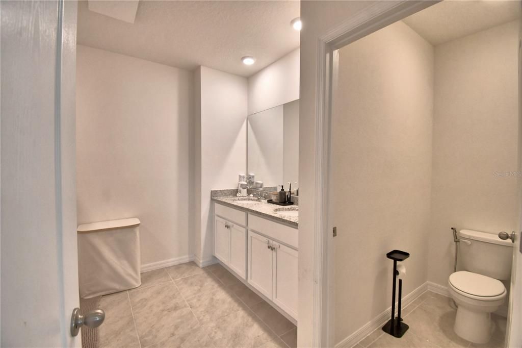 Activo con contrato: $2,550 (5 camas, 3 baños, 2447 Pies cuadrados)