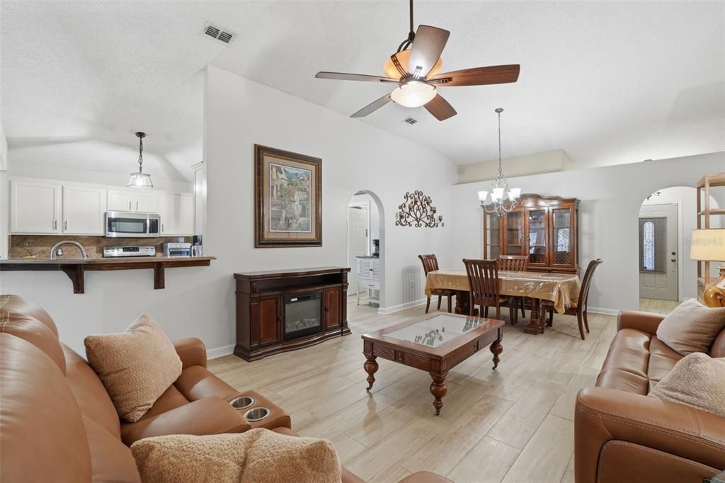 For Sale: $400,000 (4 beds, 2 baths, 1874 Square Feet)