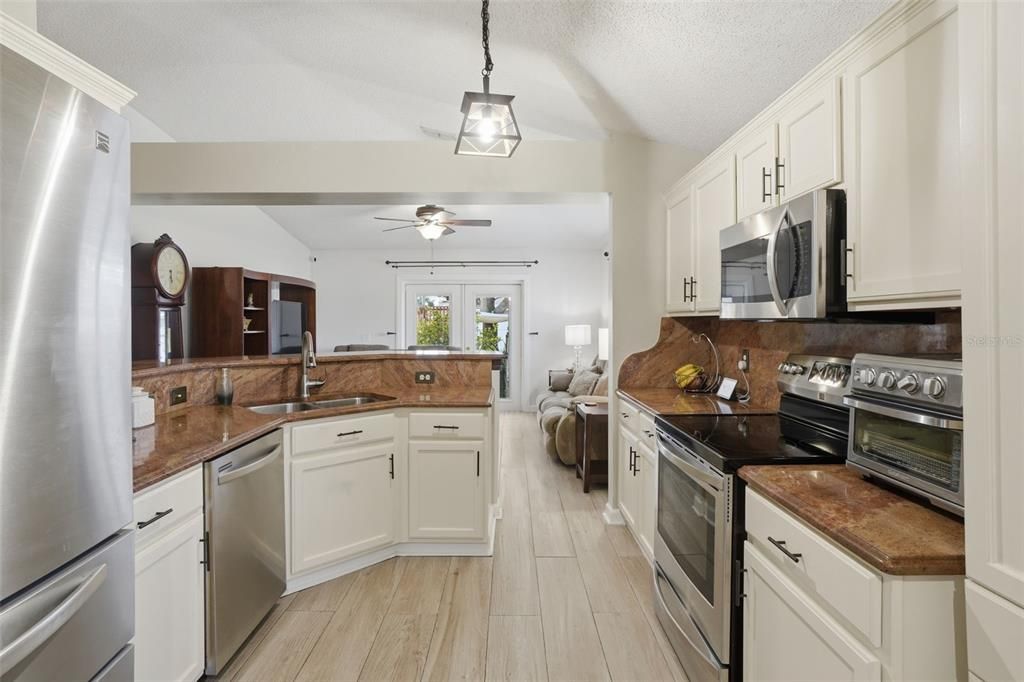 For Sale: $400,000 (4 beds, 2 baths, 1874 Square Feet)