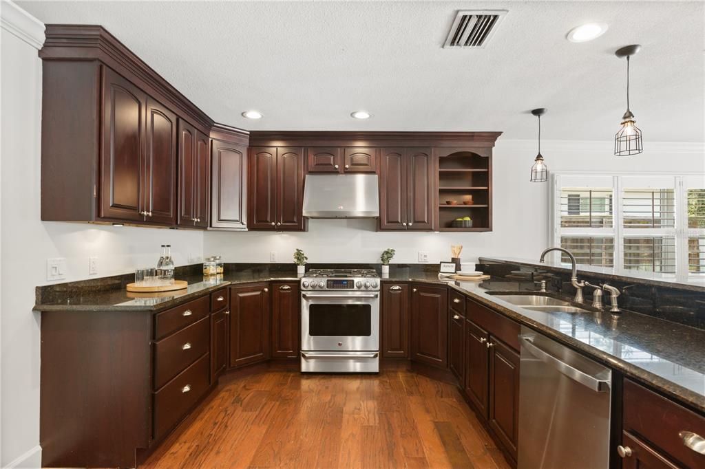 For Sale: $750,000 (3 beds, 2 baths, 1842 Square Feet)