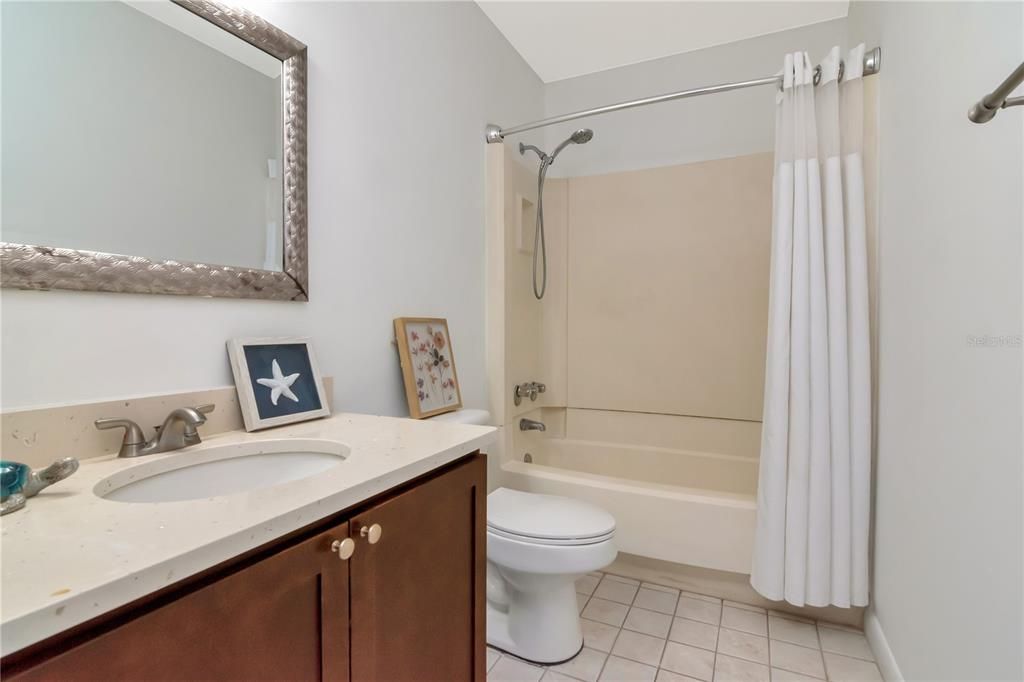 Activo con contrato: $425,000 (4 camas, 2 baños, 1794 Pies cuadrados)