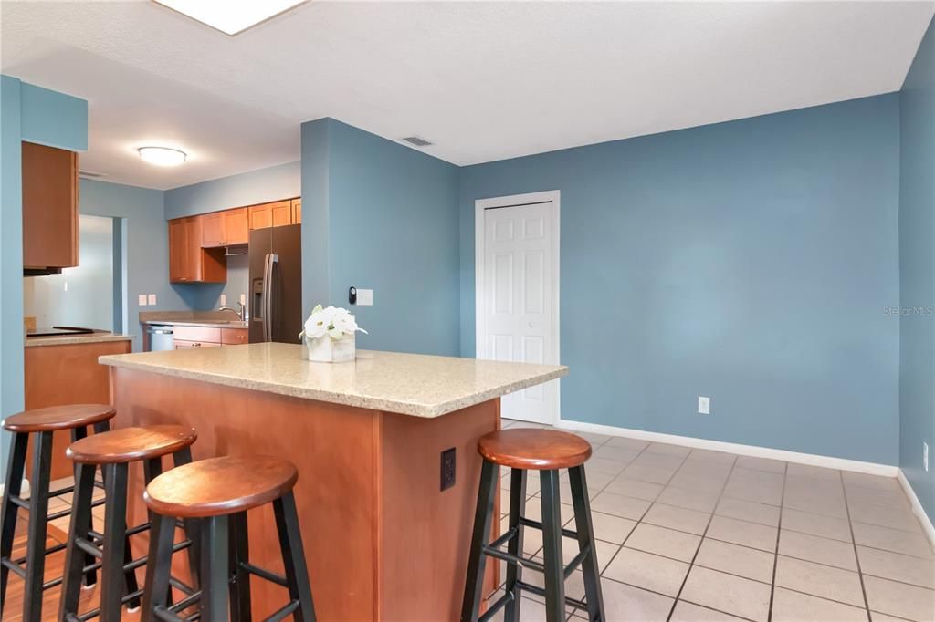 Activo con contrato: $425,000 (4 camas, 2 baños, 1794 Pies cuadrados)