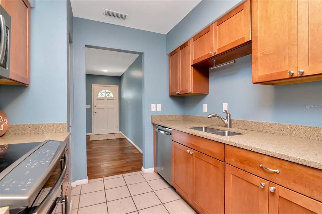 Activo con contrato: $425,000 (4 camas, 2 baños, 1794 Pies cuadrados)
