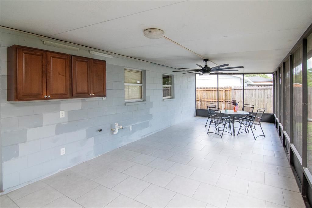 Activo con contrato: $425,000 (4 camas, 2 baños, 1794 Pies cuadrados)