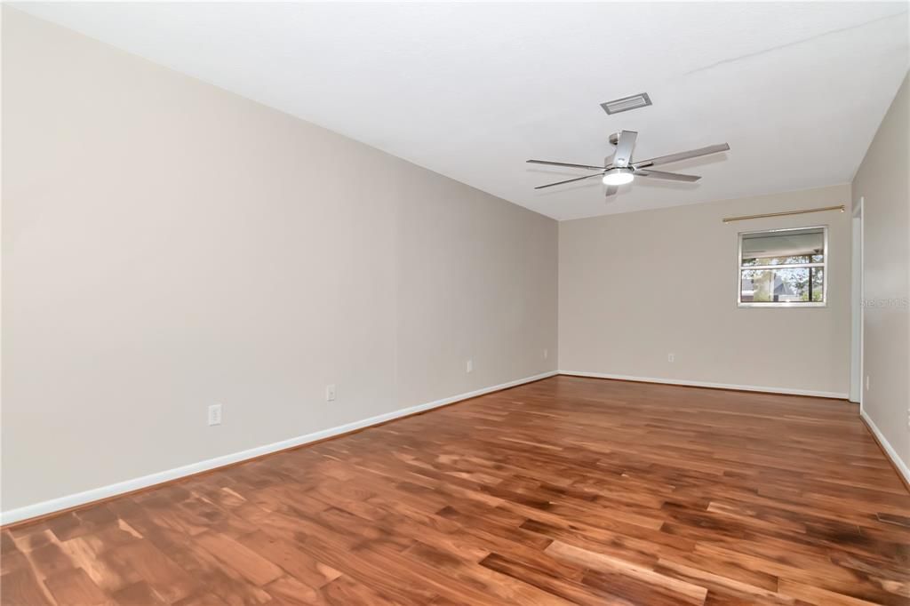 Activo con contrato: $425,000 (4 camas, 2 baños, 1794 Pies cuadrados)