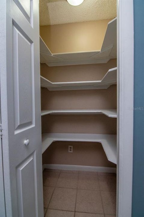 Activo con contrato: $425,000 (4 camas, 2 baños, 1794 Pies cuadrados)