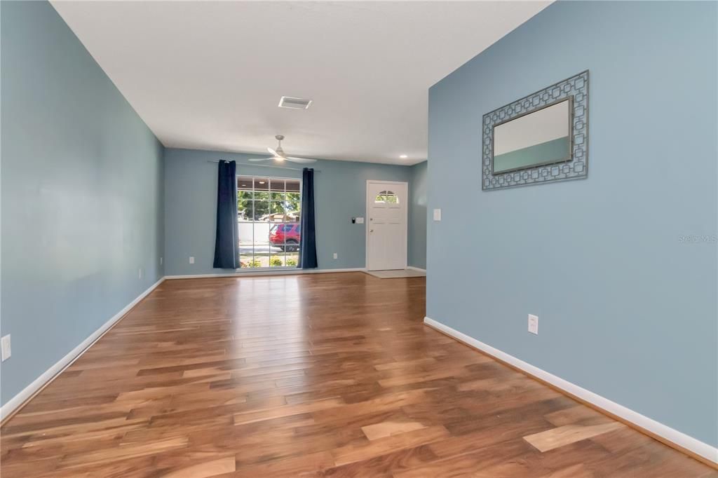 Activo con contrato: $425,000 (4 camas, 2 baños, 1794 Pies cuadrados)