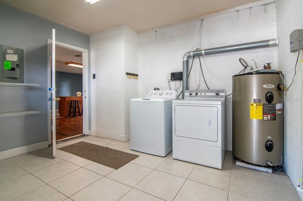 Activo con contrato: $425,000 (4 camas, 2 baños, 1794 Pies cuadrados)