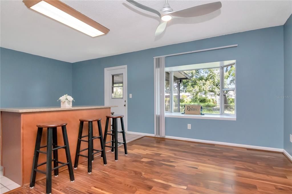 Activo con contrato: $425,000 (4 camas, 2 baños, 1794 Pies cuadrados)