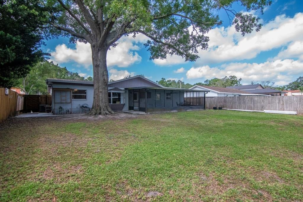 Activo con contrato: $425,000 (4 camas, 2 baños, 1794 Pies cuadrados)