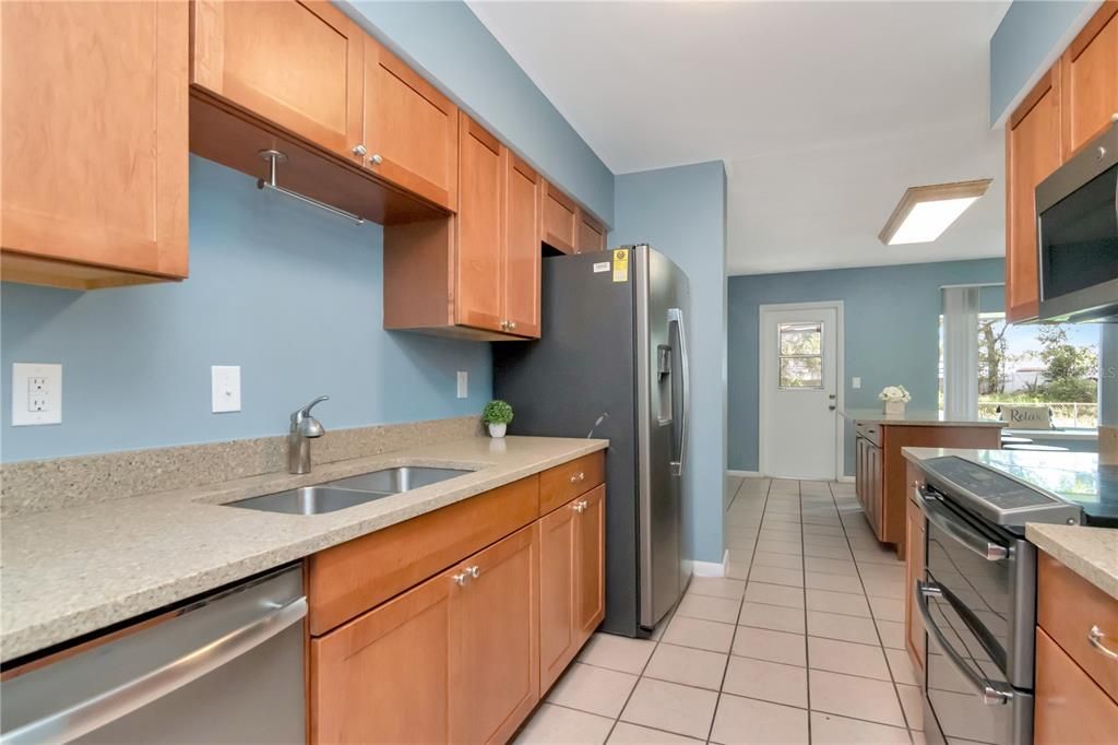 Activo con contrato: $425,000 (4 camas, 2 baños, 1794 Pies cuadrados)