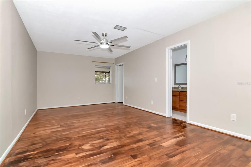 Activo con contrato: $425,000 (4 camas, 2 baños, 1794 Pies cuadrados)