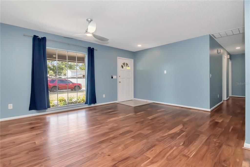 Activo con contrato: $425,000 (4 camas, 2 baños, 1794 Pies cuadrados)