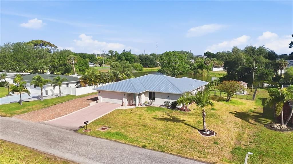 En Venta: $439,000 (2 camas, 2 baños, 1976 Pies cuadrados)