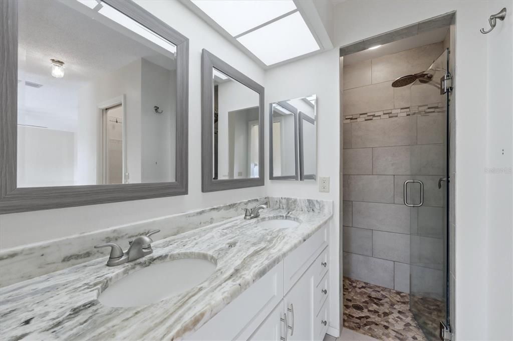 En Venta: $439,000 (2 camas, 2 baños, 1976 Pies cuadrados)