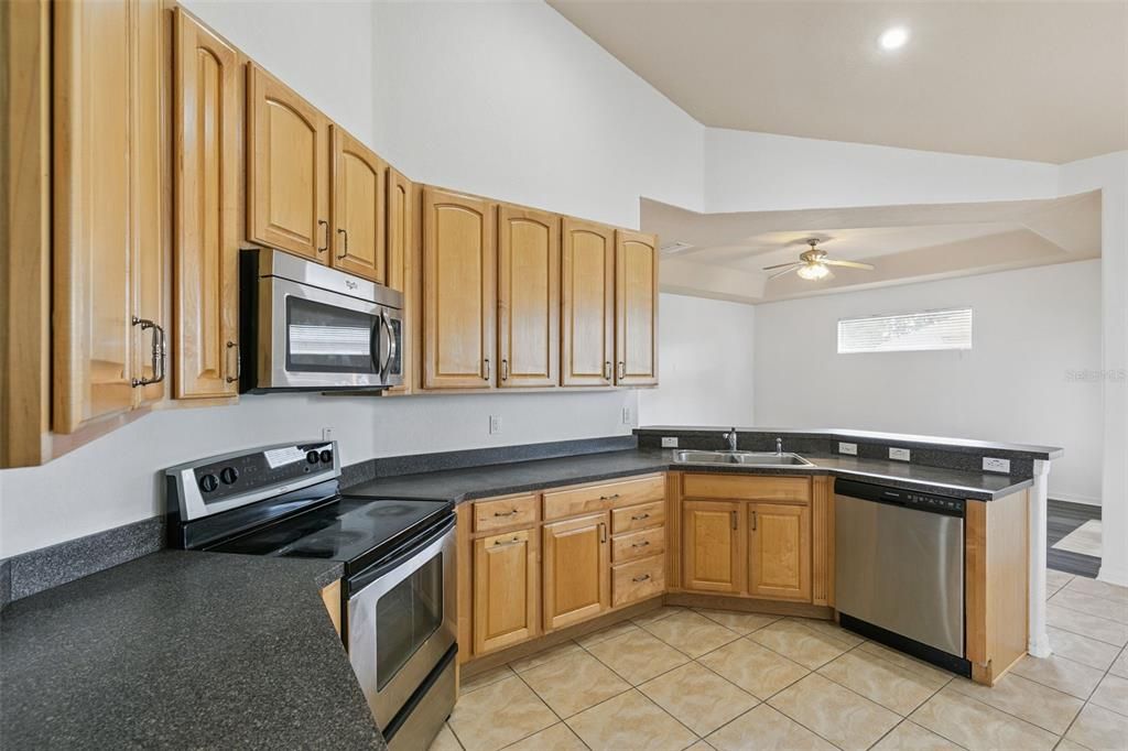 En Venta: $429,000 (4 camas, 2 baños, 2313 Pies cuadrados)