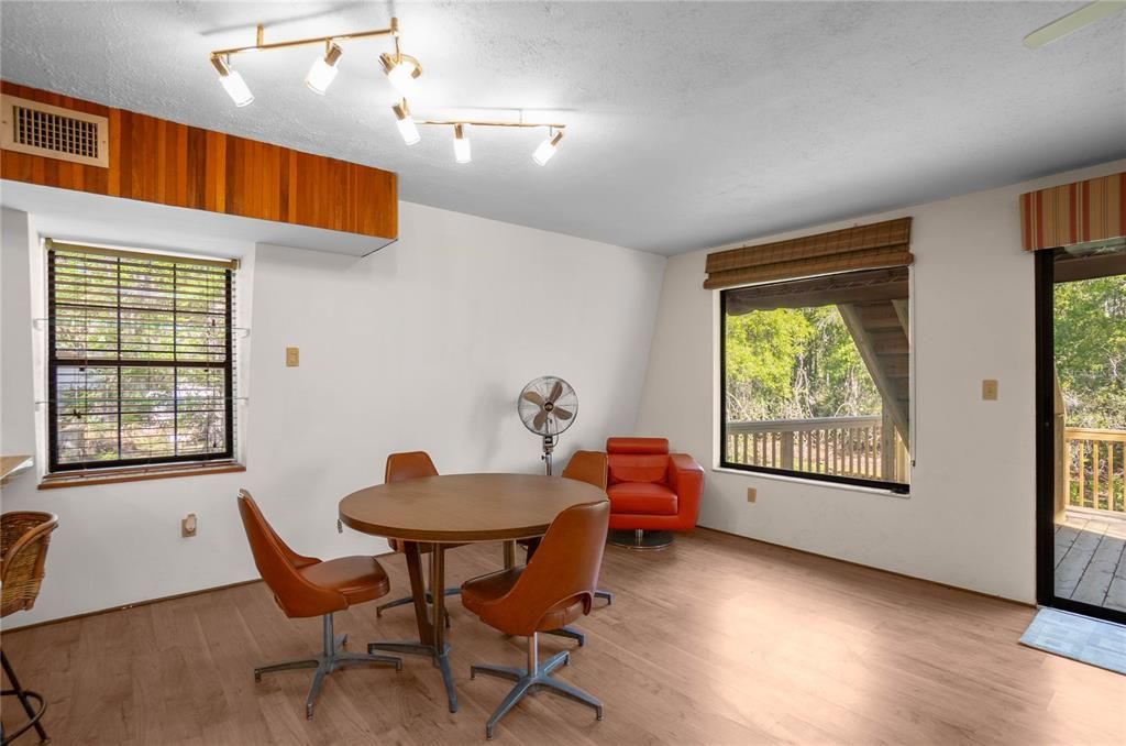 For Sale: $288,000 (3 beds, 2 baths, 1218 Square Feet)
