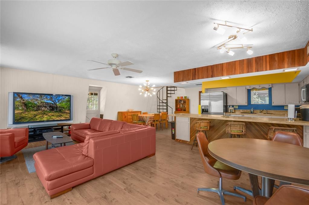 For Sale: $288,000 (3 beds, 2 baths, 1218 Square Feet)