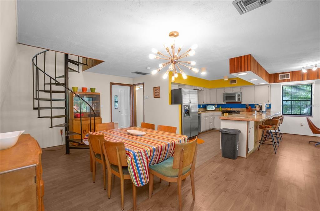 For Sale: $288,000 (3 beds, 2 baths, 1218 Square Feet)