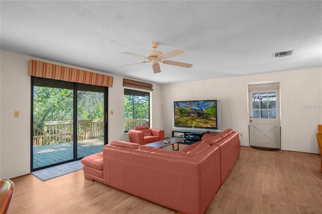 For Sale: $288,000 (3 beds, 2 baths, 1218 Square Feet)