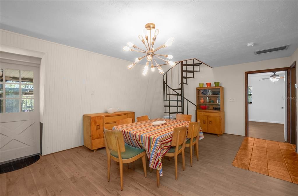 For Sale: $288,000 (3 beds, 2 baths, 1218 Square Feet)