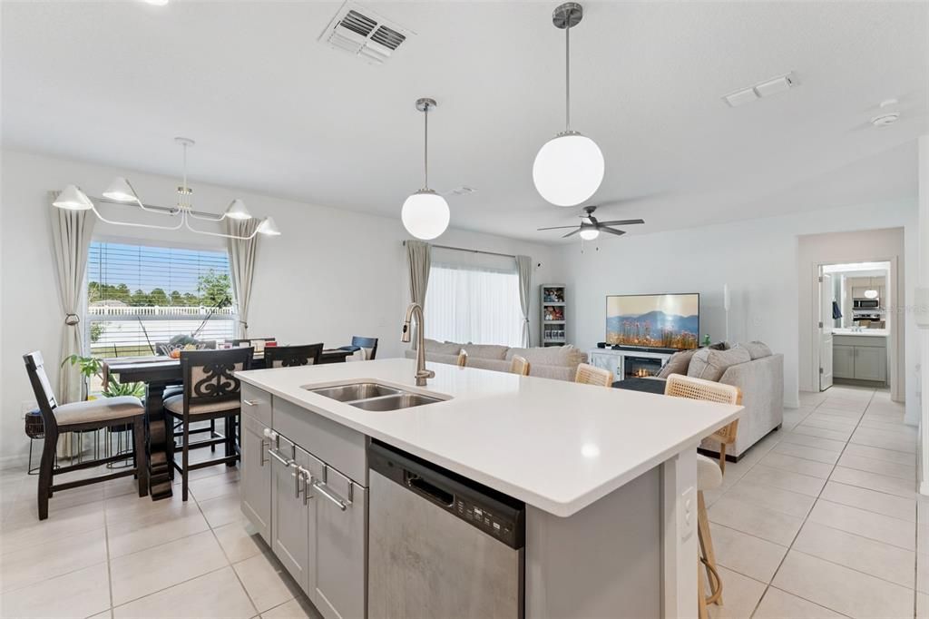 En Venta: $487,500 (5 camas, 3 baños, 2341 Pies cuadrados)