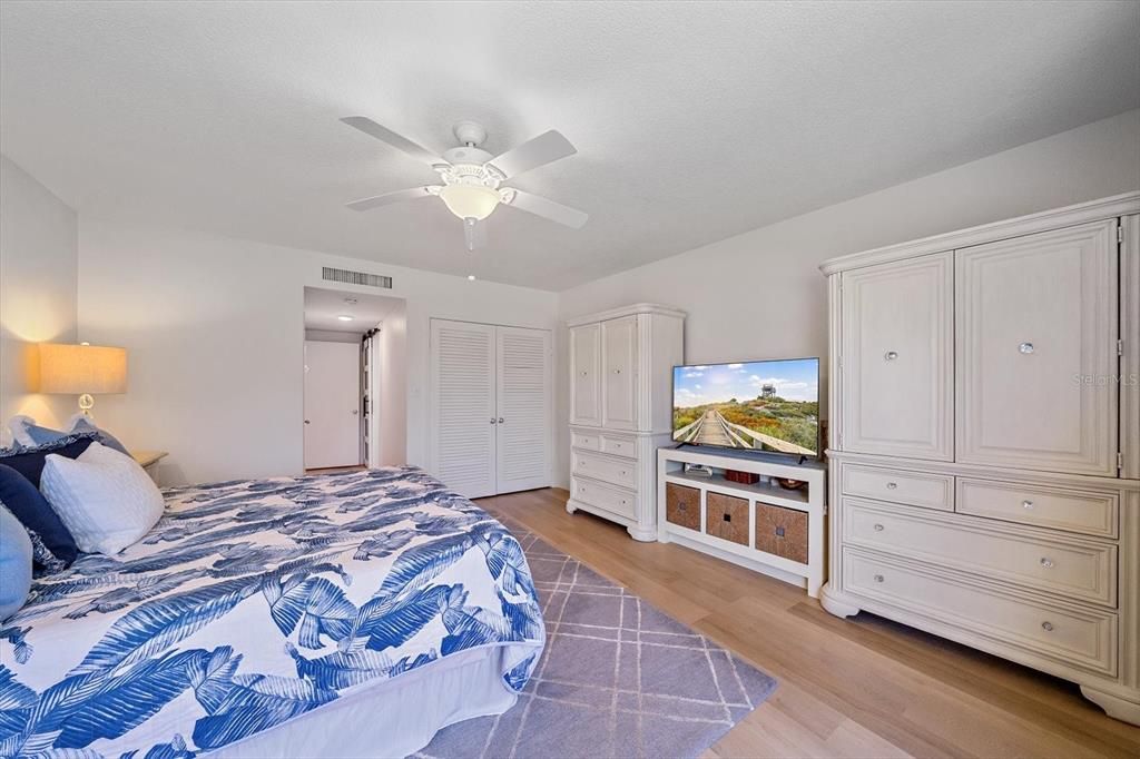 Active With Contract: $899,000 (2 beds, 2 baths, 1492 Square Feet)