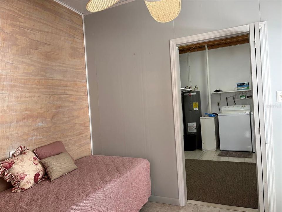 For Sale: $225,000 (2 beds, 1 baths, 880 Square Feet)