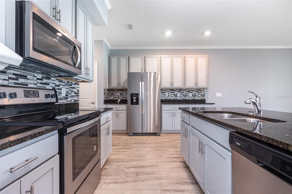 Activo con contrato: $320,000 (3 camas, 2 baños, 2025 Pies cuadrados)