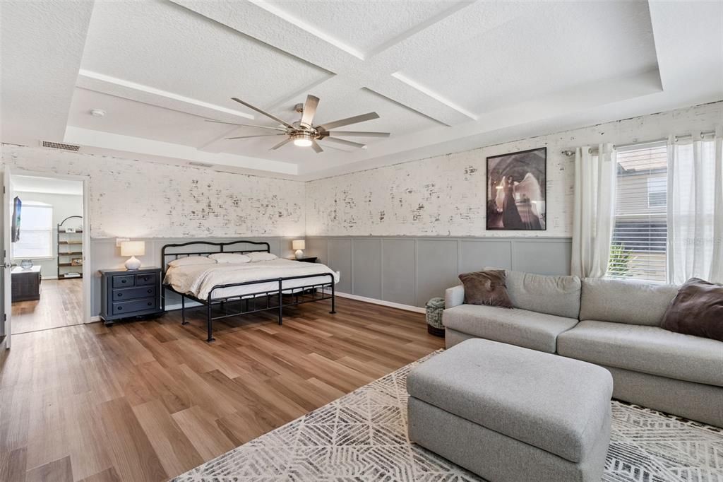 Activo con contrato: $549,000 (4 camas, 3 baños, 2901 Pies cuadrados)