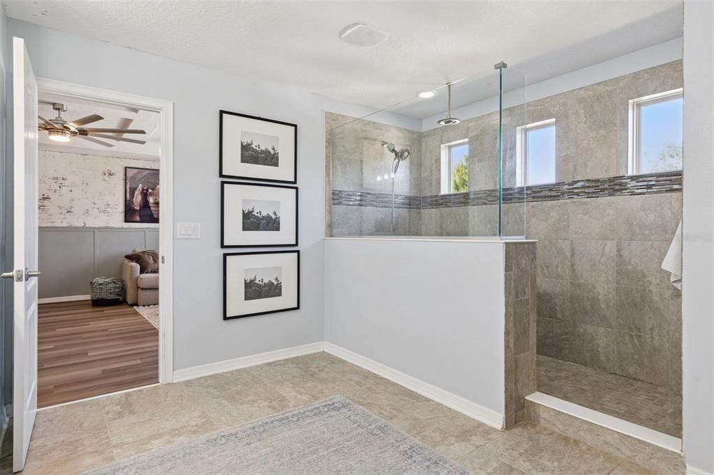 Activo con contrato: $549,000 (4 camas, 3 baños, 2901 Pies cuadrados)