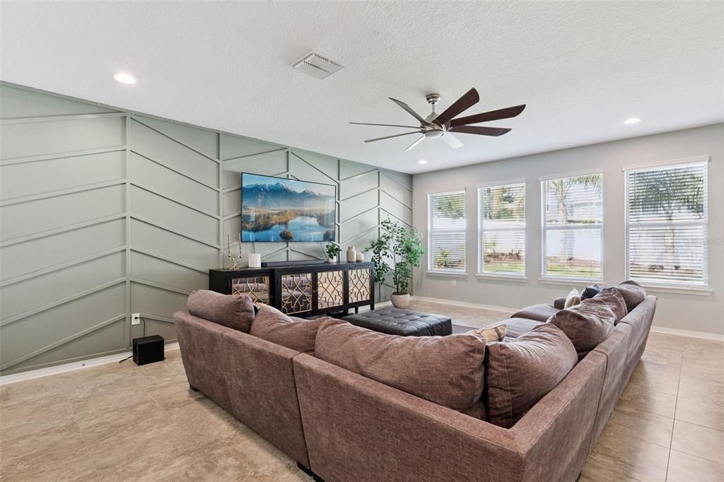 Activo con contrato: $549,000 (4 camas, 3 baños, 2901 Pies cuadrados)