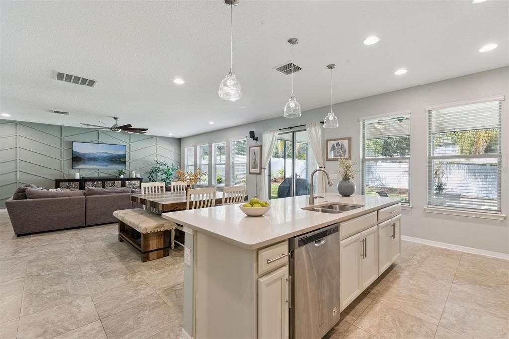 Activo con contrato: $549,000 (4 camas, 3 baños, 2901 Pies cuadrados)