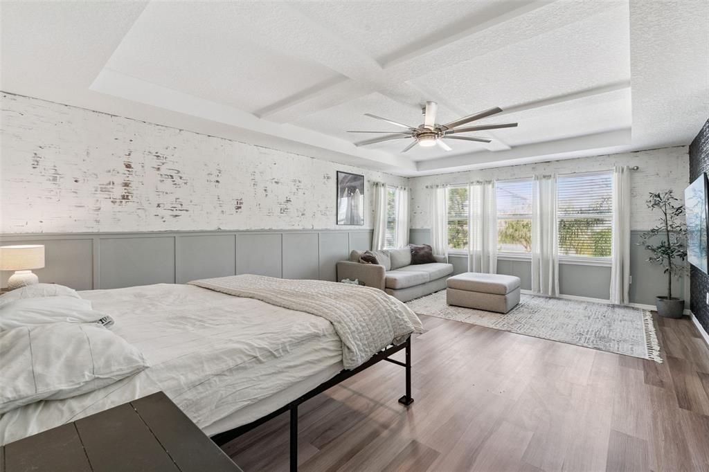 Activo con contrato: $549,000 (4 camas, 3 baños, 2901 Pies cuadrados)
