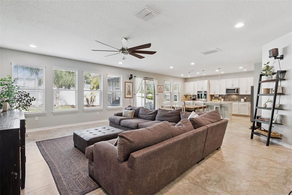 Activo con contrato: $549,000 (4 camas, 3 baños, 2901 Pies cuadrados)