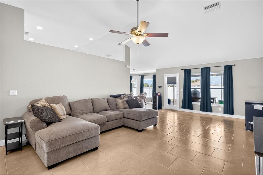 En Venta: $439,900 (4 camas, 2 baños, 2331 Pies cuadrados)