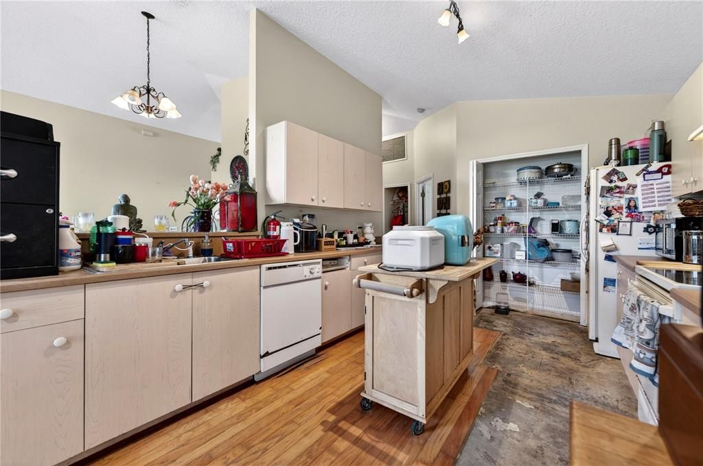 На продажу: $295,000 (3 спален, 2 ванн, 1766 Квадратных фут)