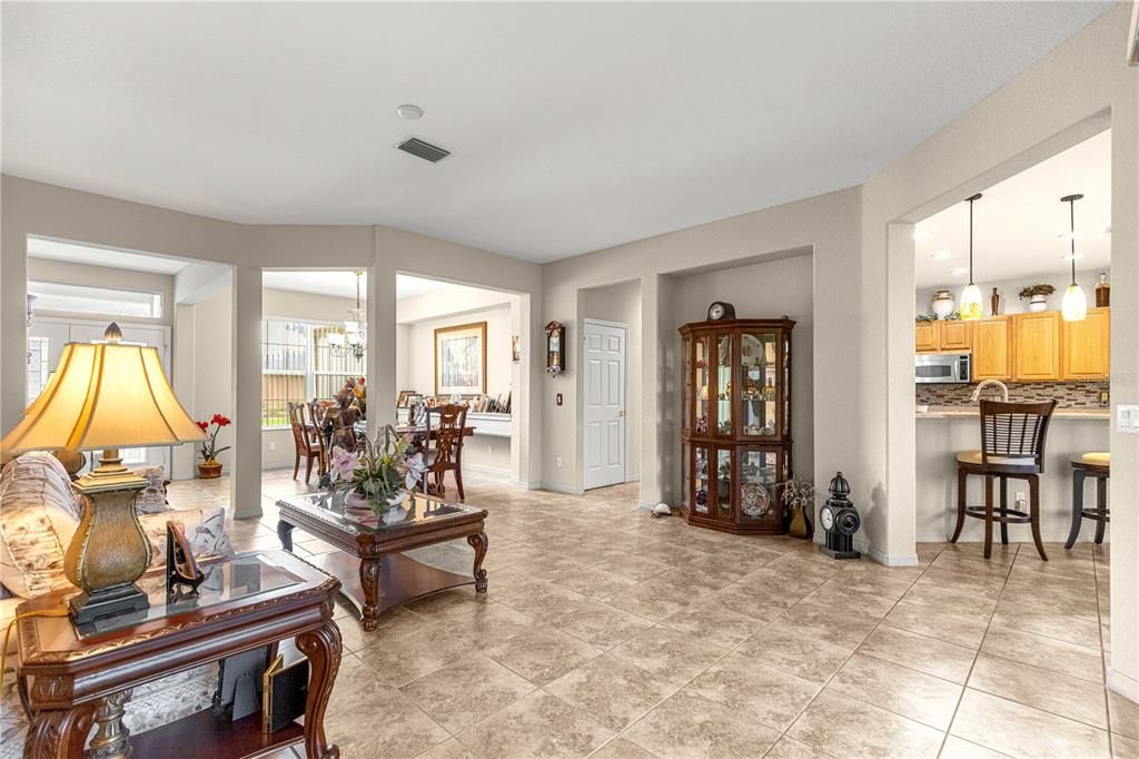 En Venta: $394,900 (3 camas, 2 baños, 2411 Pies cuadrados)